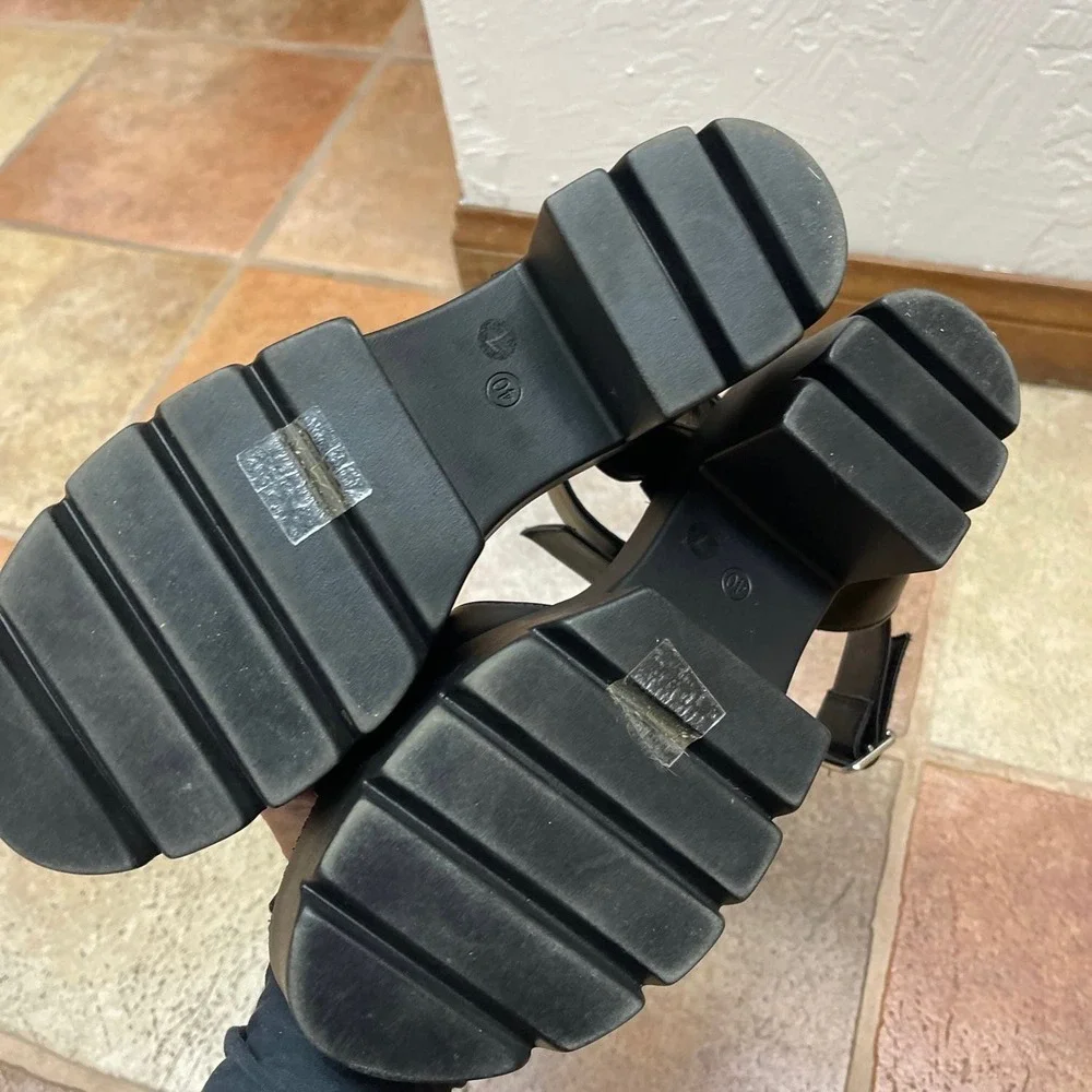 TRUFFLE CHUNKY BLACK SANDAL SIZE 40